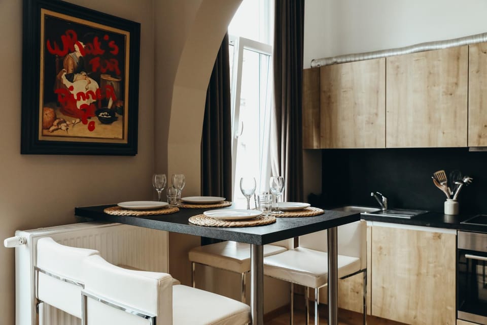 Kitchen or kitchenette, Dining area