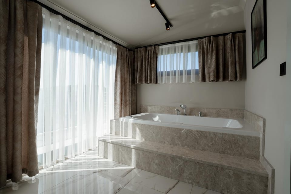 Hot Tub, Bath