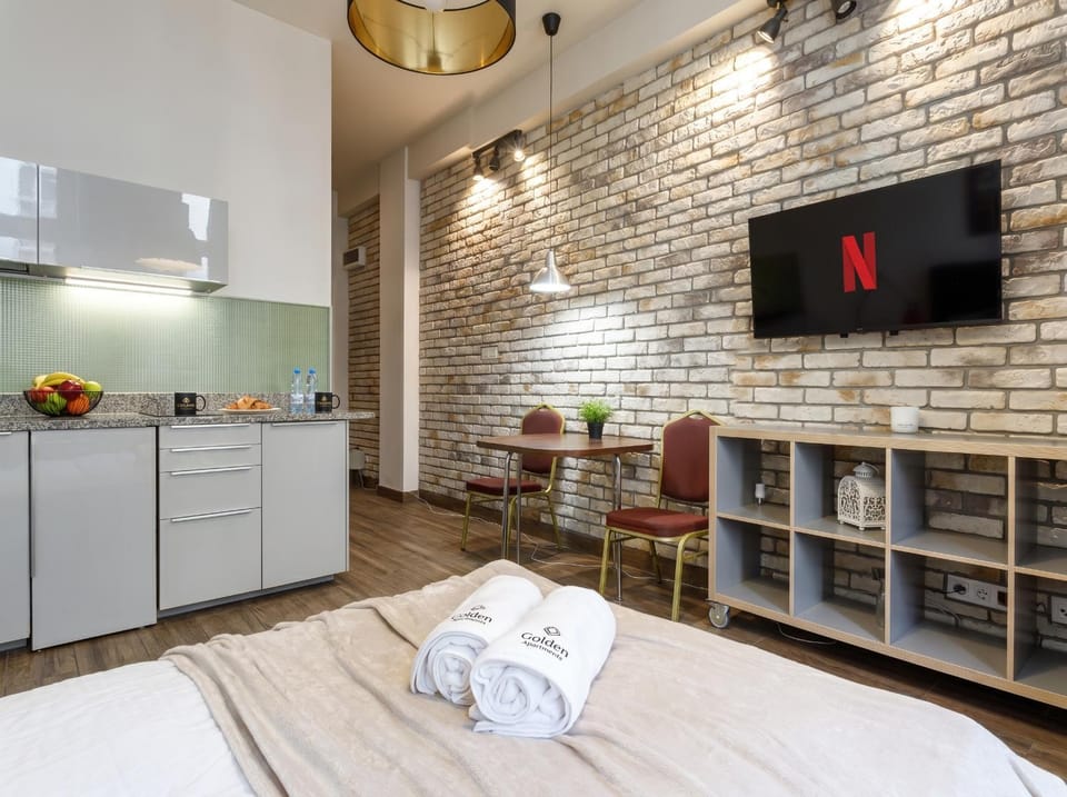 Bed, TV and multimedia, Kitchen or kitchenette, towels