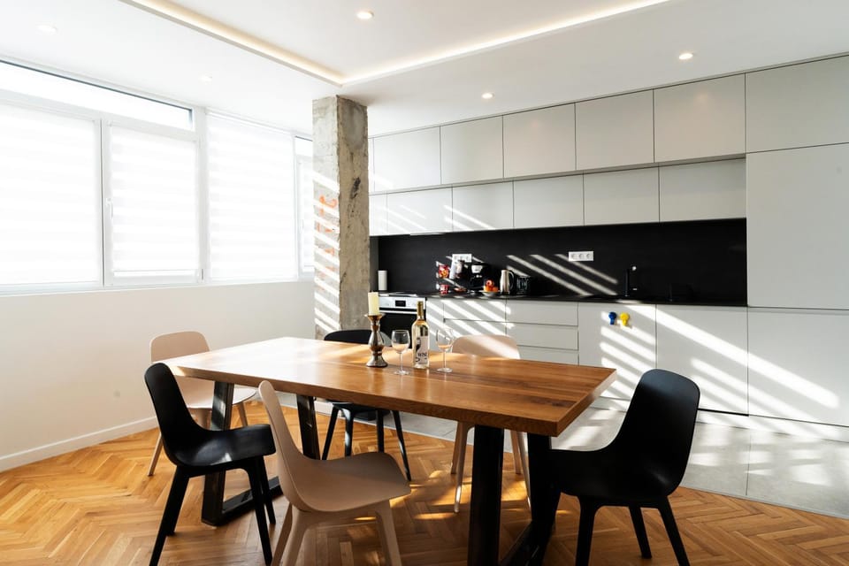 Kitchen or kitchenette, Living room, Seating area, Dining area