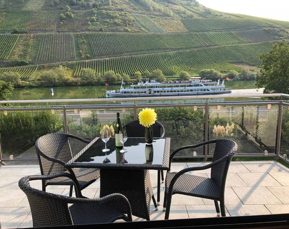 Natural landscape, Balcony/Terrace, Seating area, Dining area, Alcoholic drinks