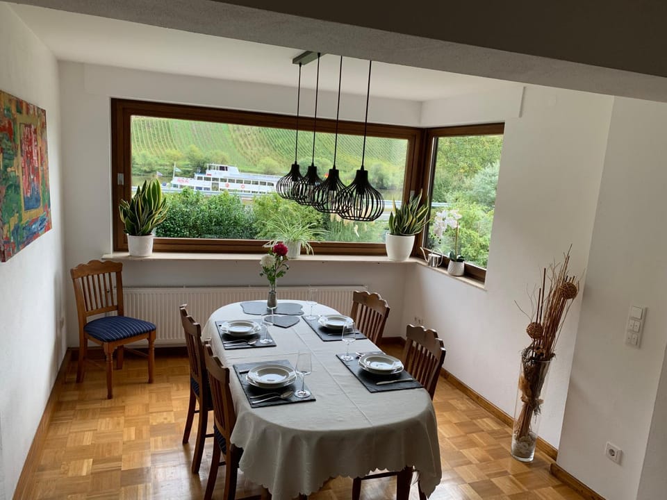 Seating area, Dining area
