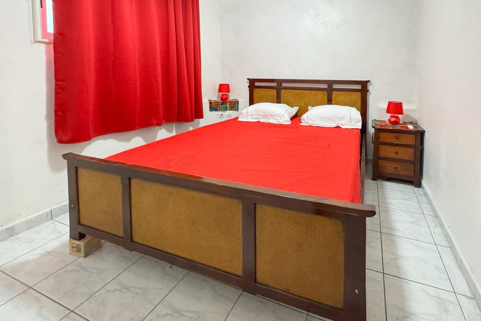 Photo of the whole room, Bedroom
