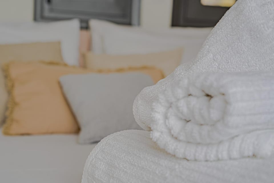 Bed, towels