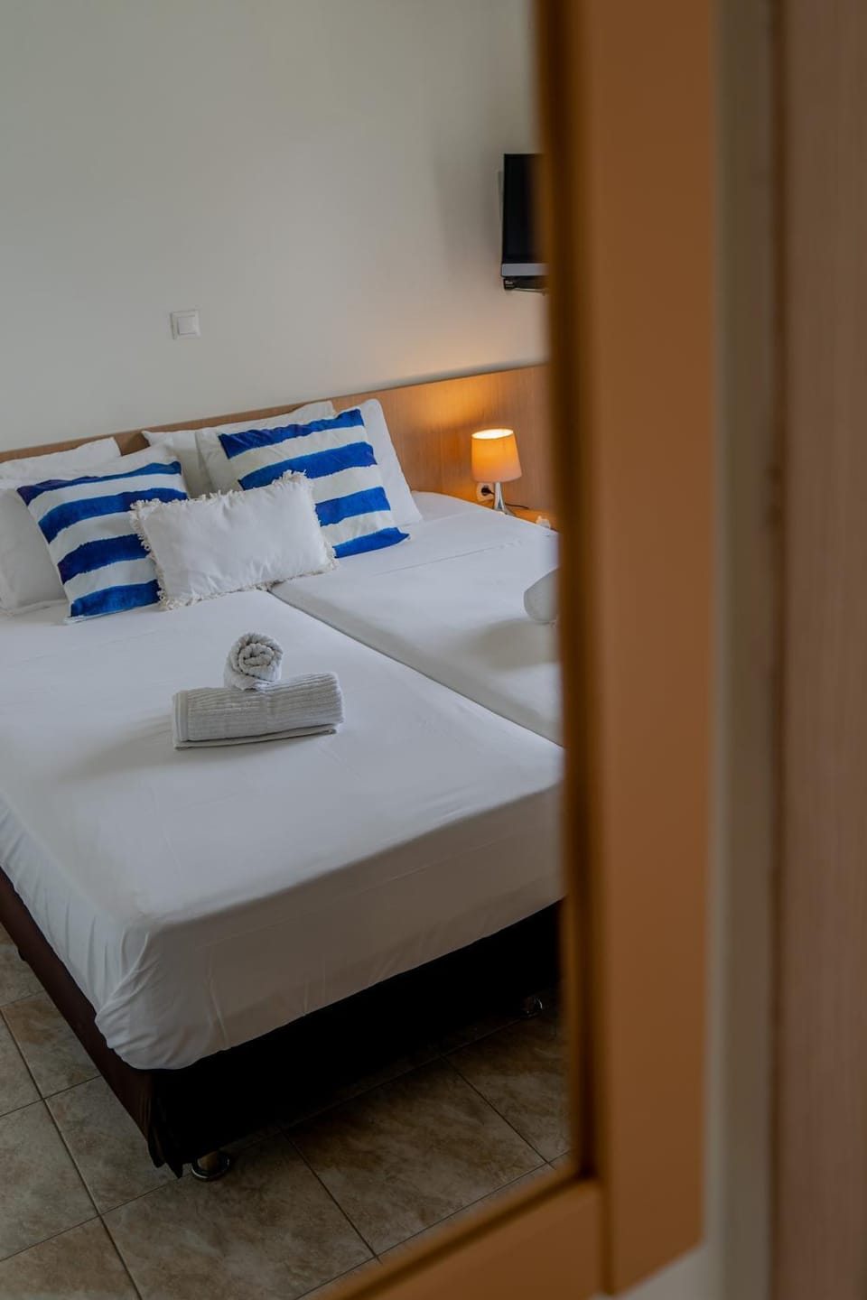 Bed, Bedroom, towels
