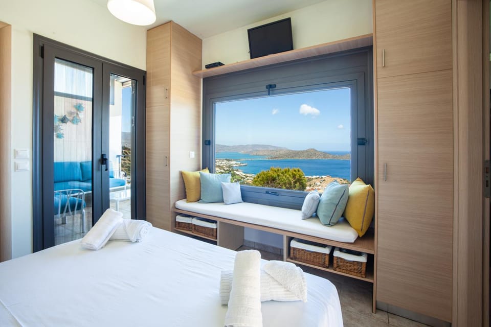 Bed, Natural landscape, TV and multimedia, Bedroom, Sea view