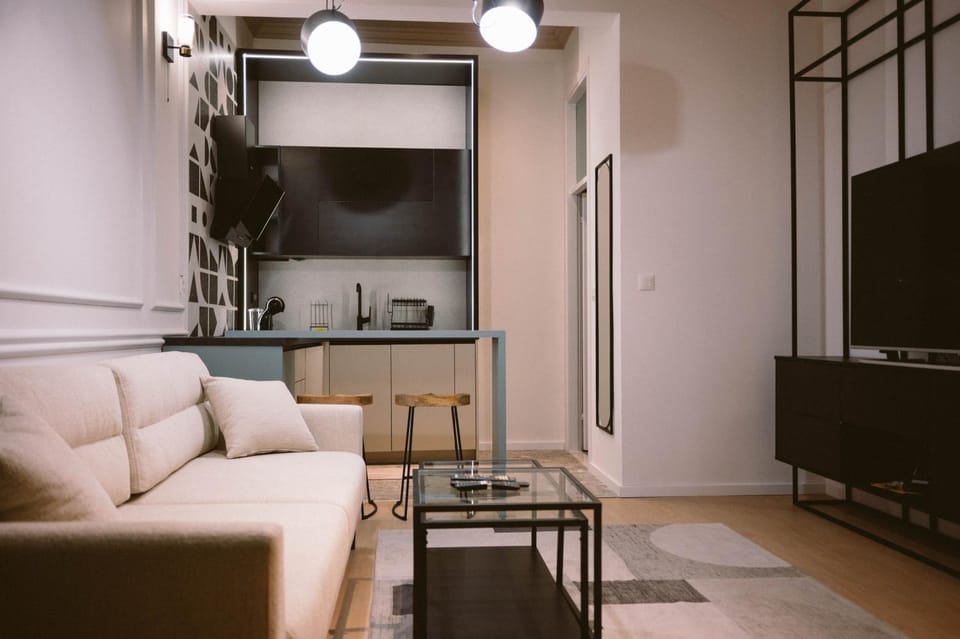TV and multimedia, Kitchen or kitchenette, Living room, Seating area, Dining area