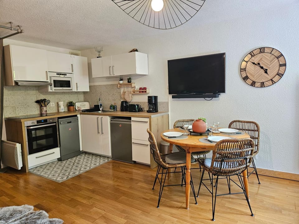 TV and multimedia, Coffee/tea facilities, Dining area, Meals, dishwasher, microwave, oven, stove, toaster, kitchen