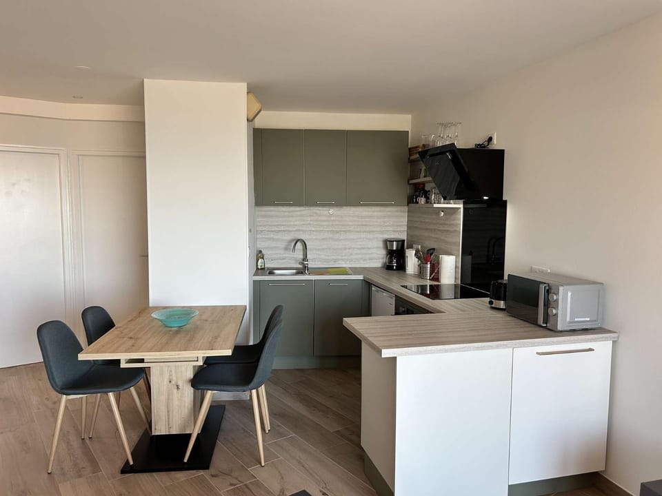 530 - Appartement T3, à Erquy, avec pleine vue mer Apartment in Brittany