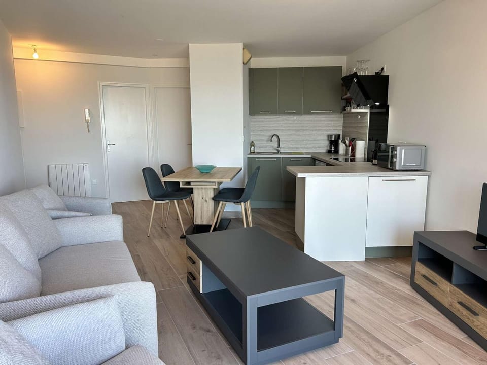 530 - Appartement T3, à Erquy, avec pleine vue mer Apartment in Brittany