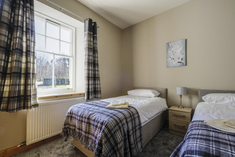 GLEDFIELD HIGHLAND ESTATE Cottages House in Scotland