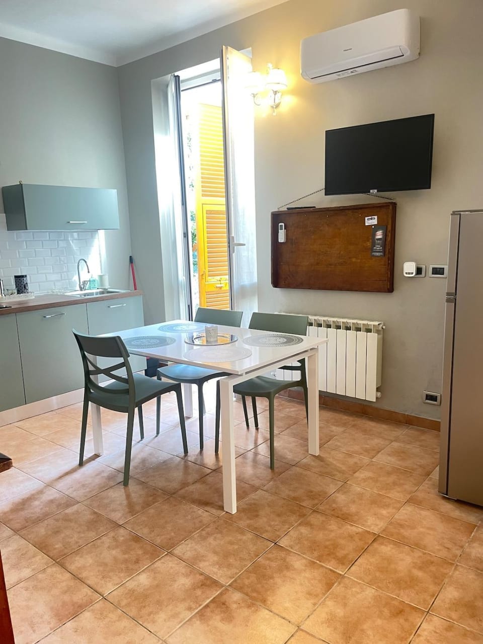 TV and multimedia, Kitchen or kitchenette, Dining area, internet, pet friendly, stove, air conditioner