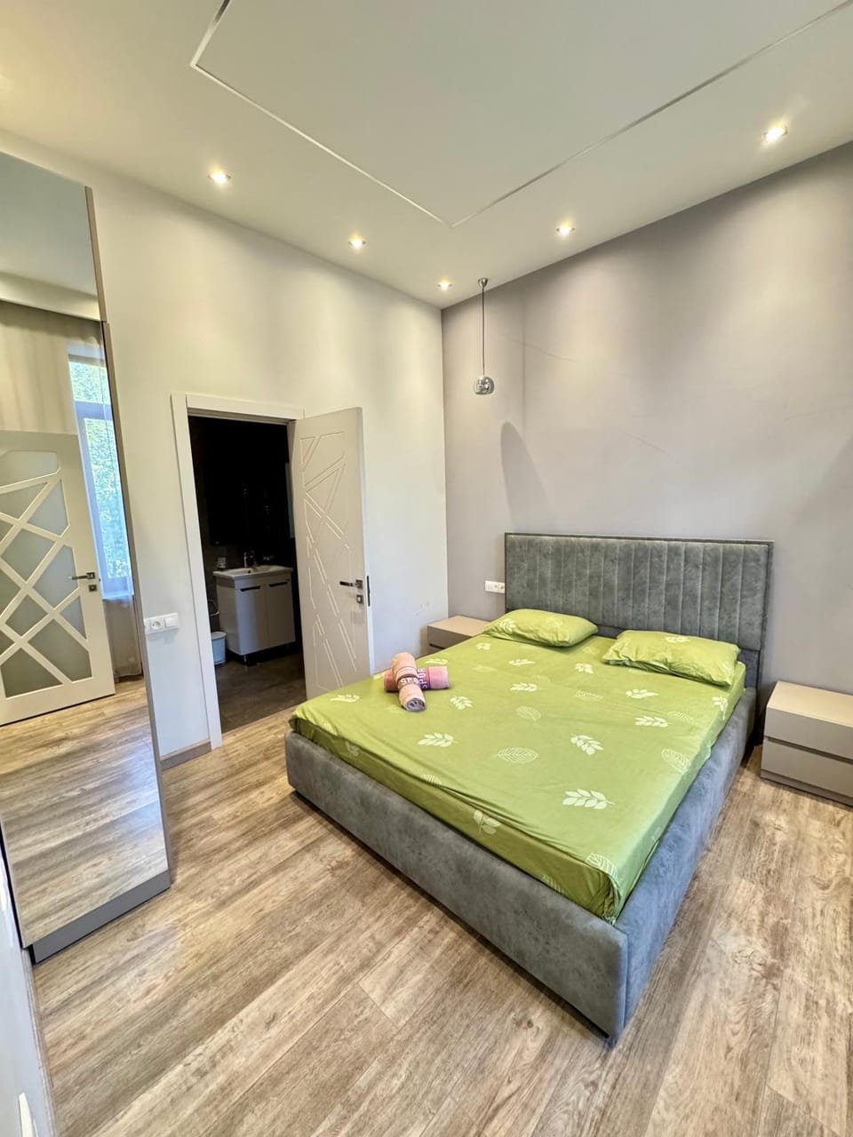 Bed, Photo of the whole room, Bedroom, towels