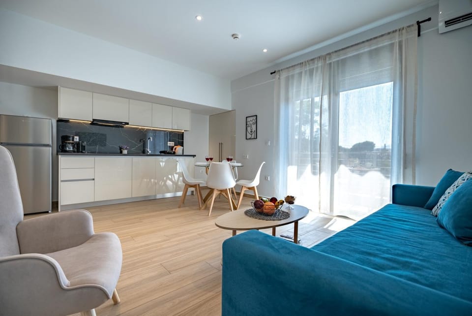 Kitchen or kitchenette, Living room, Seating area, Dining area