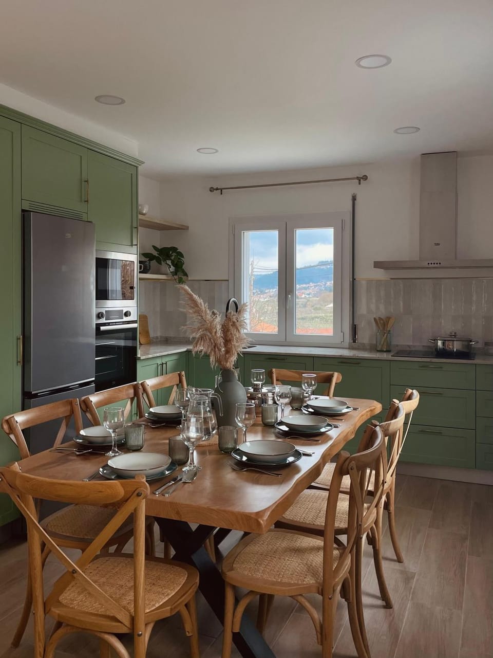 Kitchen or kitchenette, Dining area