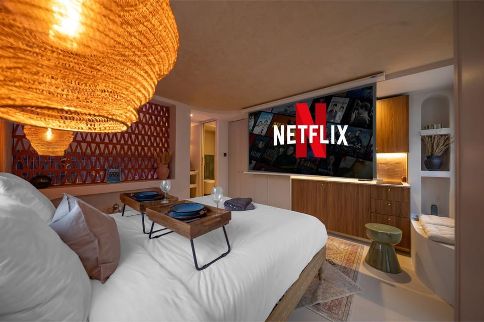 Bed, TV and multimedia, Photo of the whole room, Bedroom
