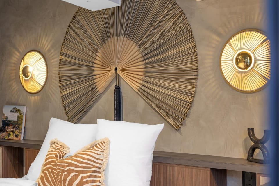 Bed, Living room, Photo of the whole room, Decorative detail, Bedroom
