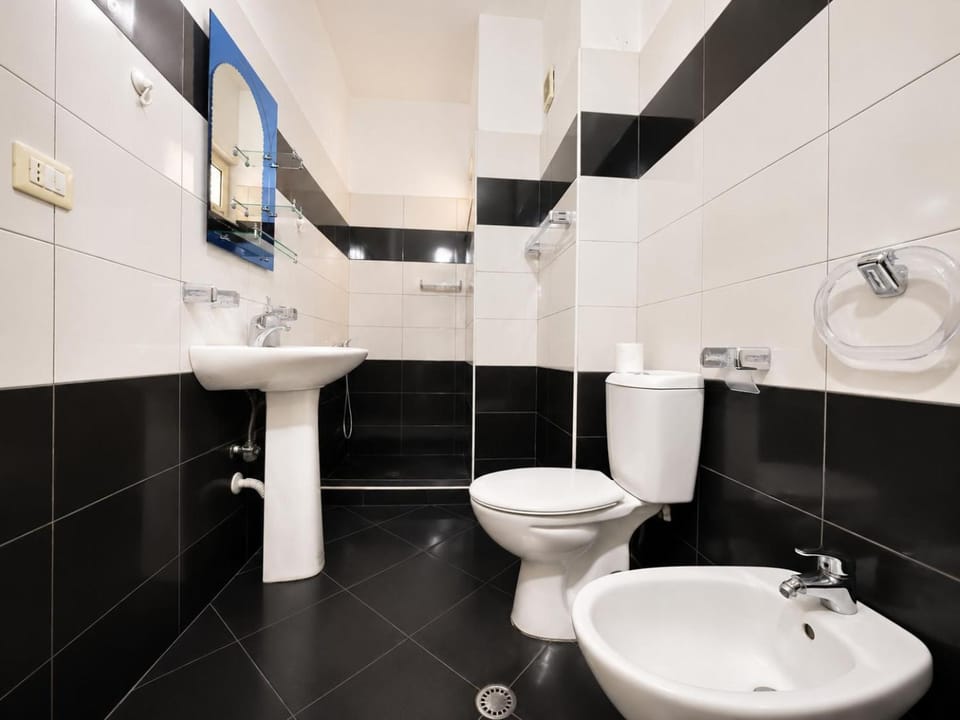 Shower, Toilet