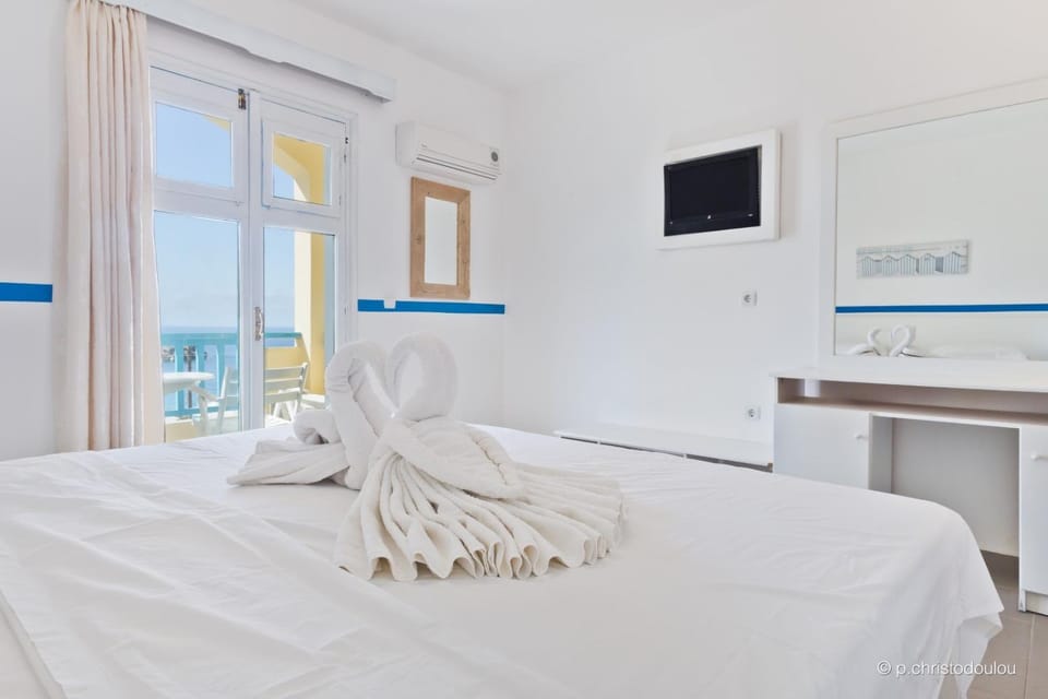 Bed, TV and multimedia, Photo of the whole room, Bedroom, towels