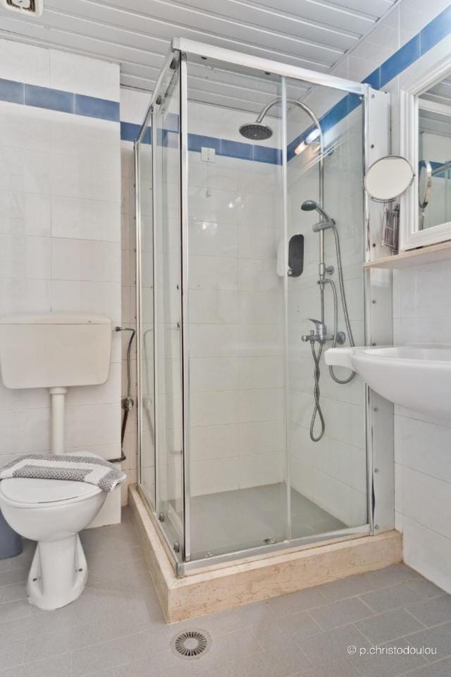 Shower, Toilet, Bathroom, hair dryier
