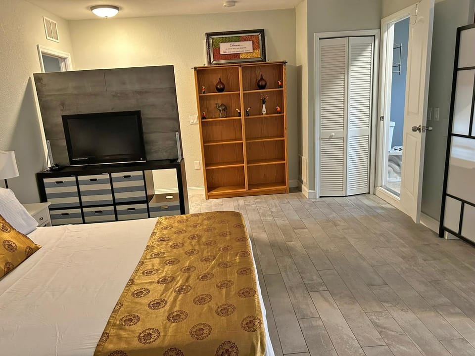 Bed, TV and multimedia, Bedroom