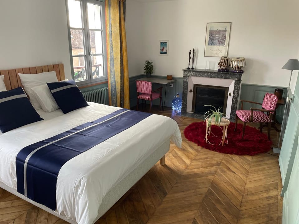 Bed, Photo of the whole room, Seating area