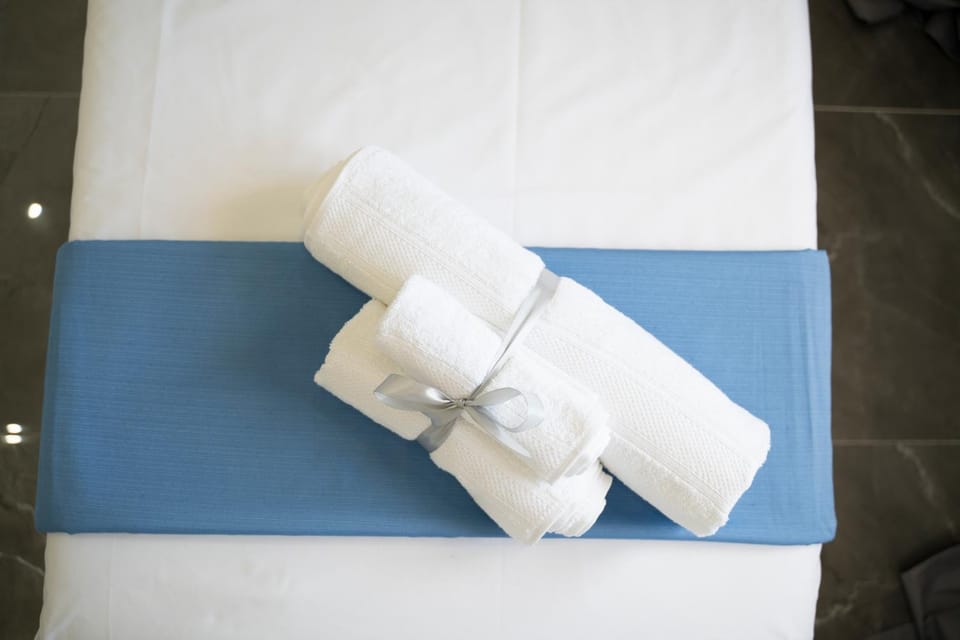 Bed, Photo of the whole room, Bedroom, towels