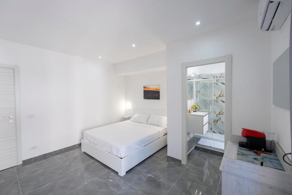 Bed, TV and multimedia, Living room, Photo of the whole room, Seating area, Bedroom