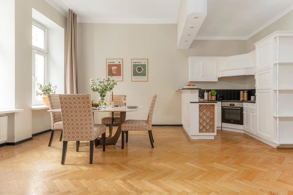 Kitchen or kitchenette, Dining area