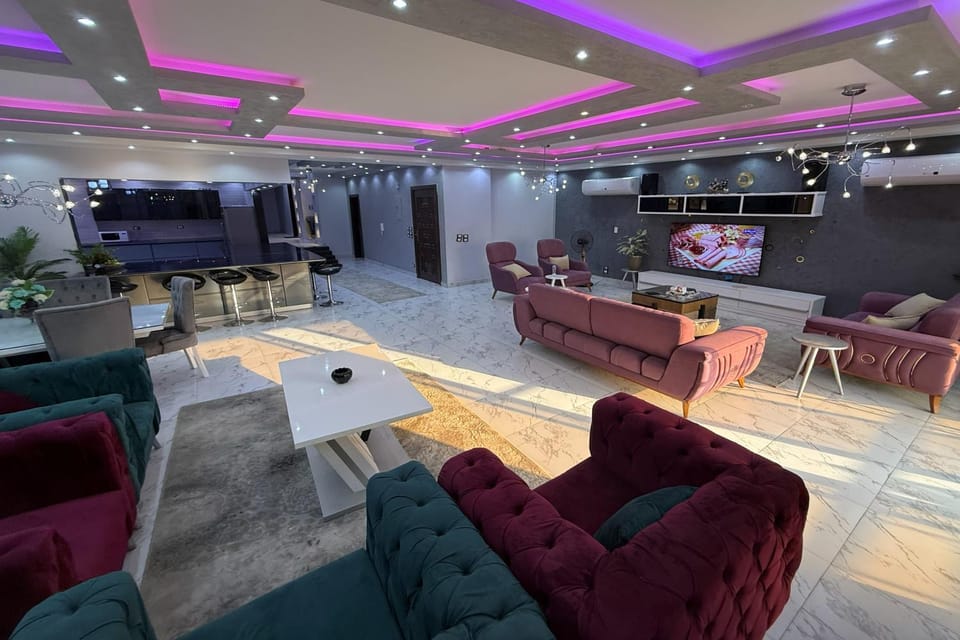 TV and multimedia, Living room, Seating area, Evening entertainment