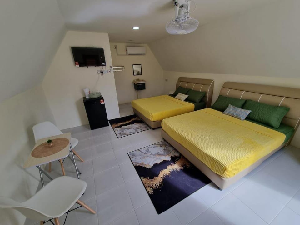 Bed, TV and multimedia, Photo of the whole room, Seating area, Bedroom, Family, internet, air conditioner
