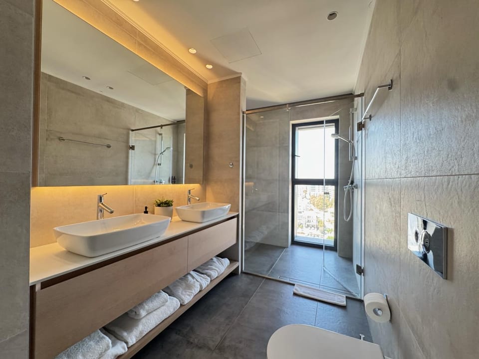 Shower, Toilet, Bathroom, towels