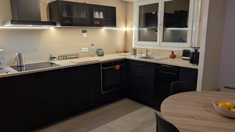 Coffee/tea facilities, Kitchen or kitchenette, dishwasher, stove