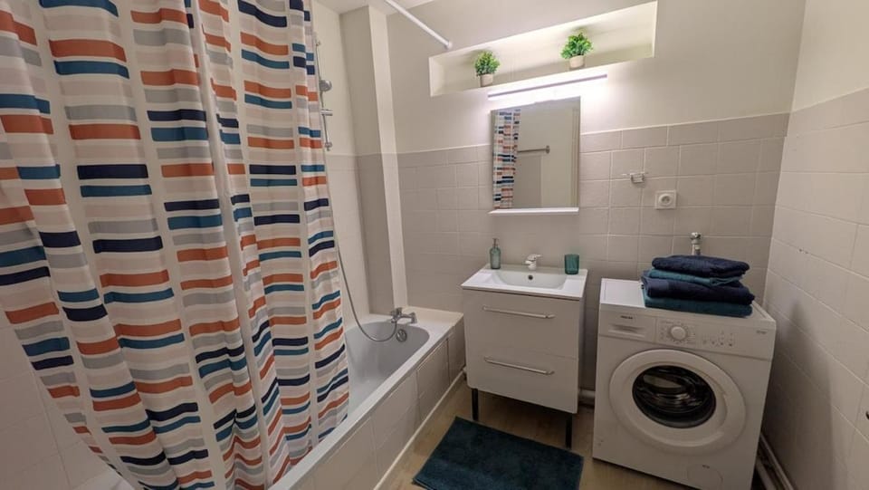 Bathroom, Bath, towels, washing machine