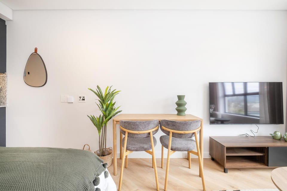 TV and multimedia, Living room, Seating area, Dining area