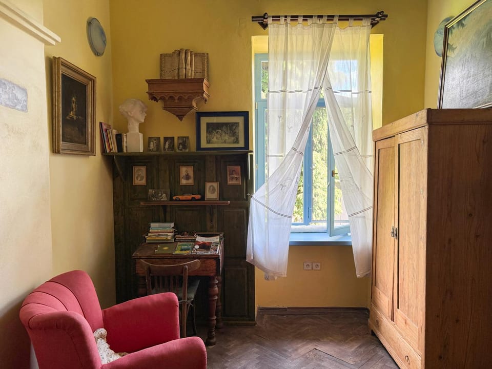 Photo of the whole room, Garden view