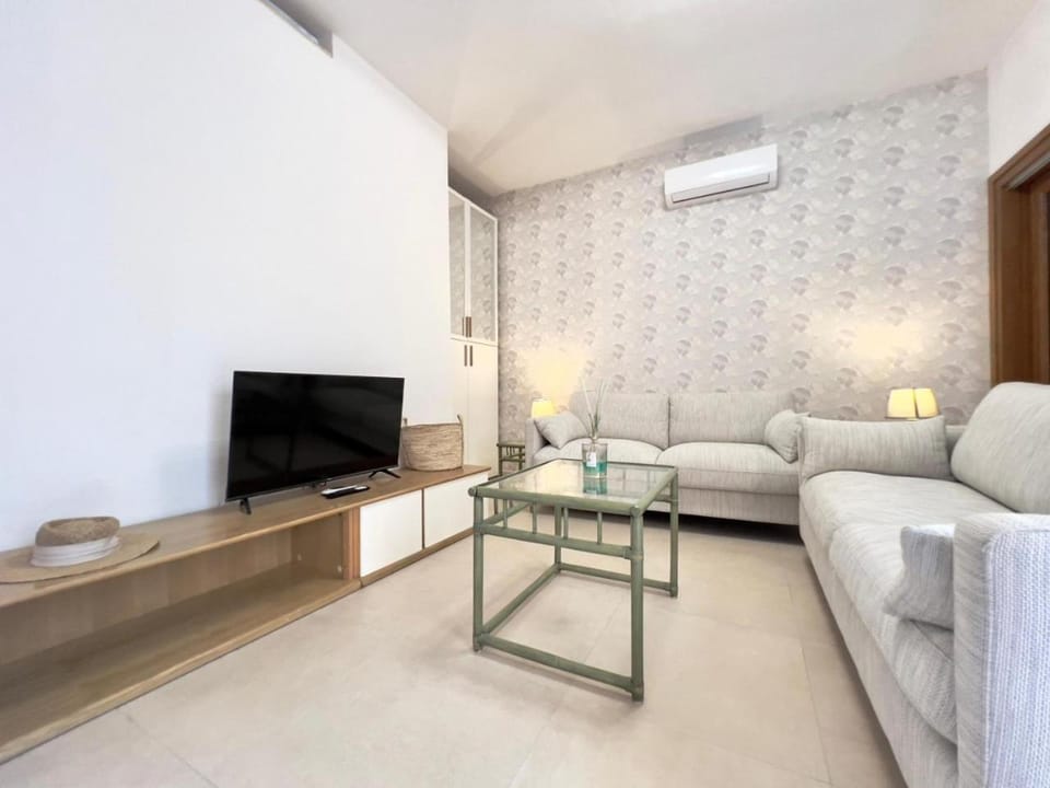 TV and multimedia, Living room, Evening entertainment