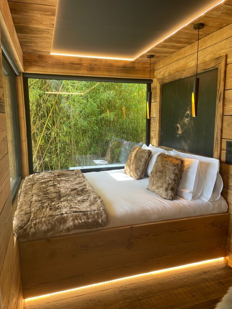 Escapade luxe avec bain nordique privatif au bord du canal Nature lodge in Centre-Val de Loire