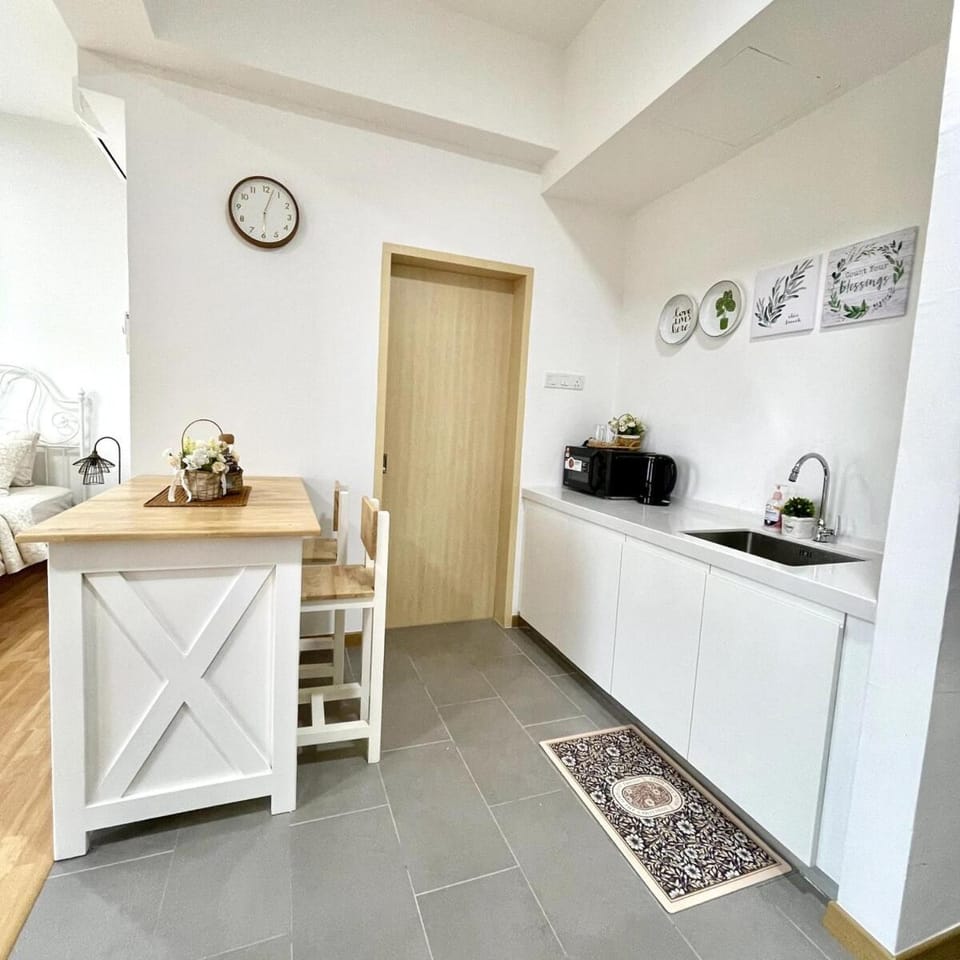 Kitchen or kitchenette, Dining area, minibar