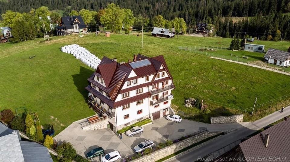 Property building, Spring, Day, Neighbourhood, Natural landscape, Bird's eye view, Location, Parking
