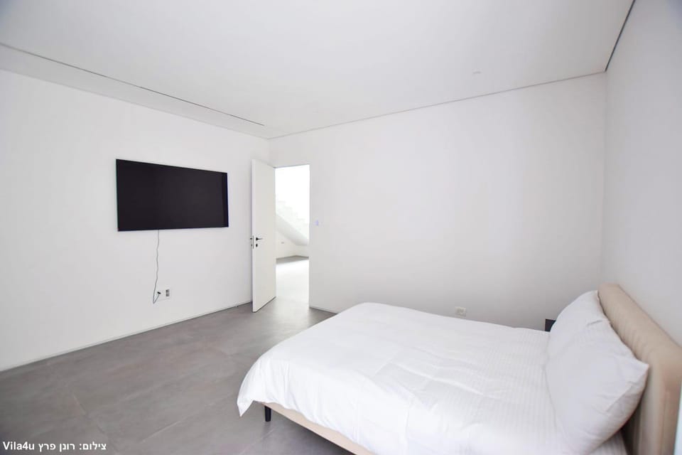 Bed, TV and multimedia, Photo of the whole room, Bedroom