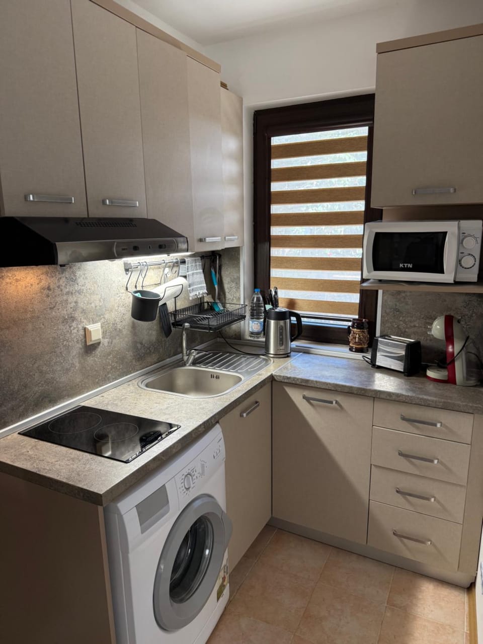 Coffee/tea facilities, Kitchen or kitchenette, stove, toaster, washing machine