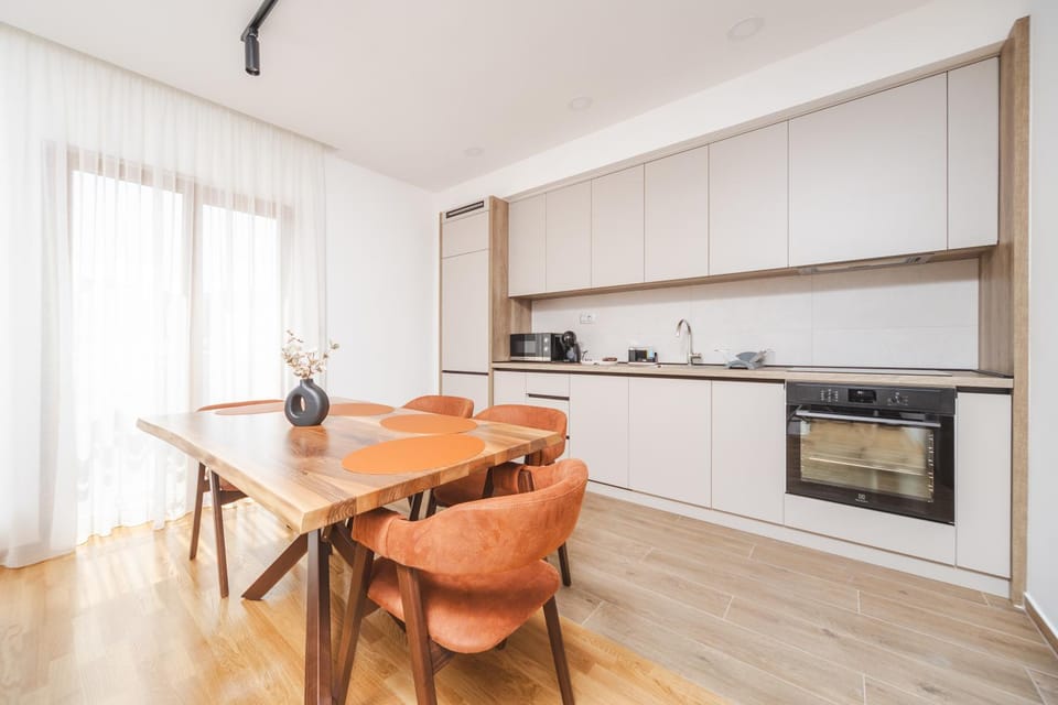 Kitchen or kitchenette, Dining area, microwave, stove