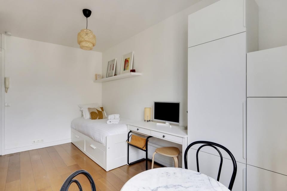 Canal St Martin Lovely Room Apartment in Paris