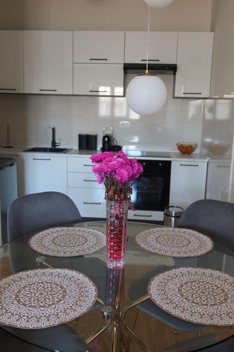 Kitchen or kitchenette, Dining area, stove