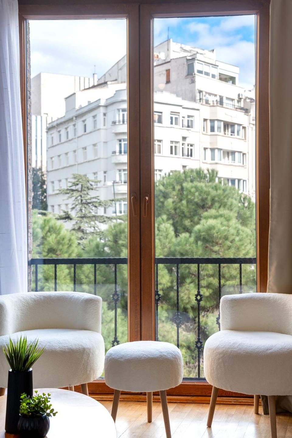 Day, View (from property/room), Balcony/Terrace, Living room, Seating area, Garden view