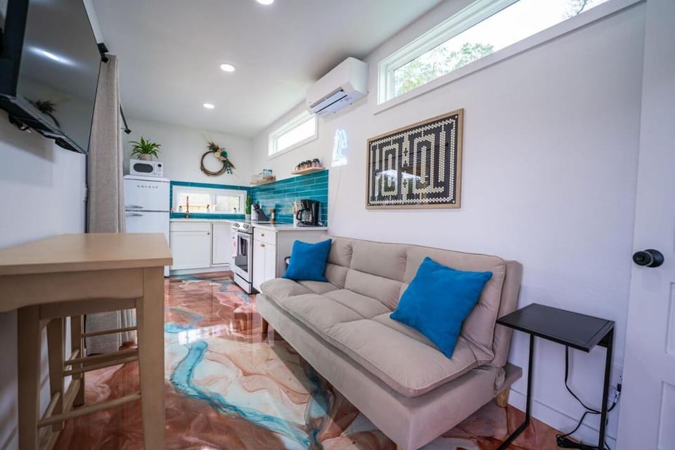 Contained in Gruene - Cowboy Edition - Heated Pool House in New Braunfels