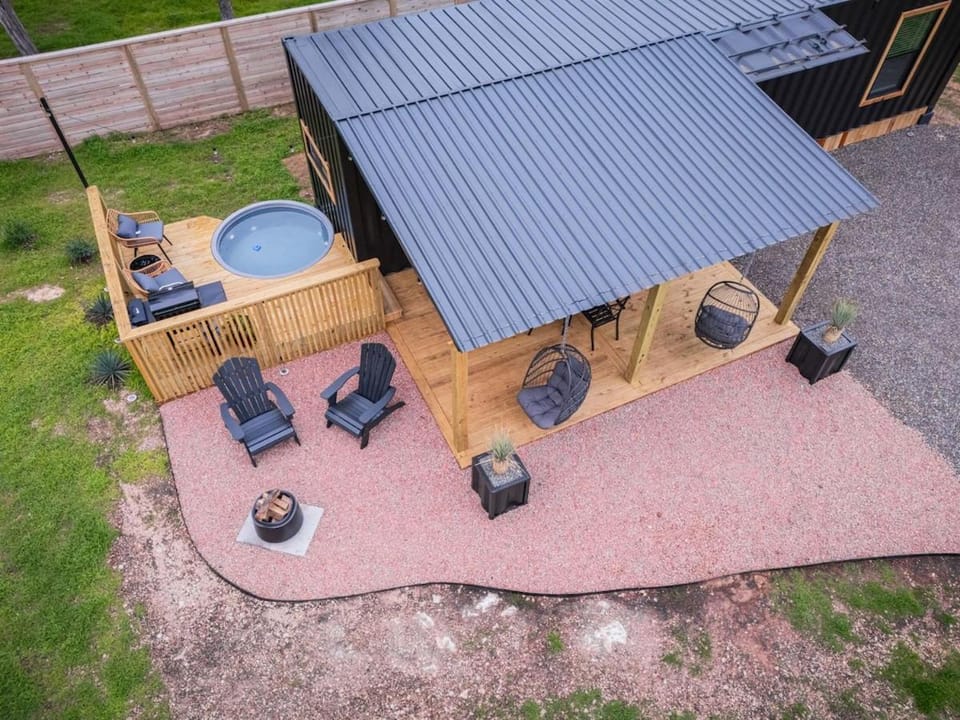 Contained in Gruene - Cowboy Edition - Heated Pool House in New Braunfels