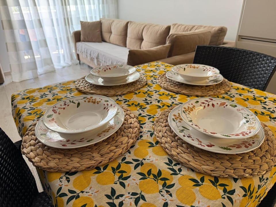 Coffee/tea facilities, Living room, Seating area, Dining area