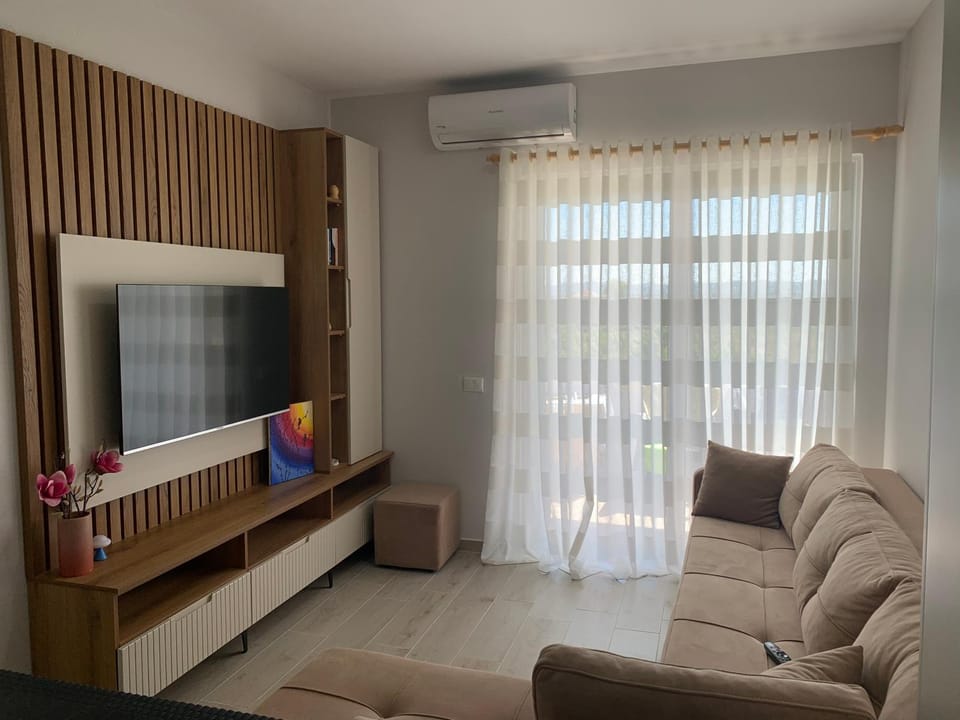 Communal lounge/ TV room, TV and multimedia, Living room, Seating area, Evening entertainment